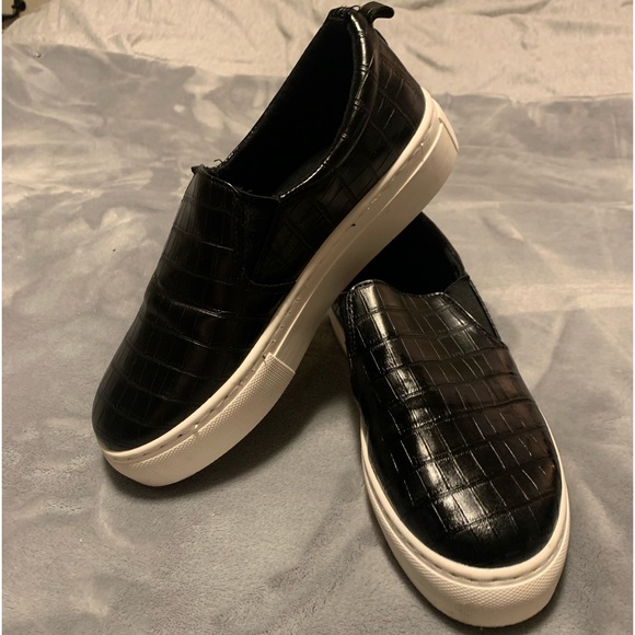 🖤PRACTICALLY BRAND NEW LADIES SLIP-ON LOAFERS/SNEAKERS IN SIZE 8/38 BY BAMBOO🖤 - Picture 1 of 7